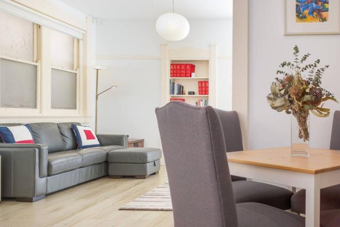 Oversized Art Deco in Potts Point near Harbour