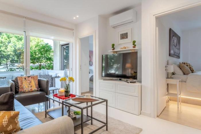 Hidden Gem: 2BR Artistic Retreat in Glyfada Center