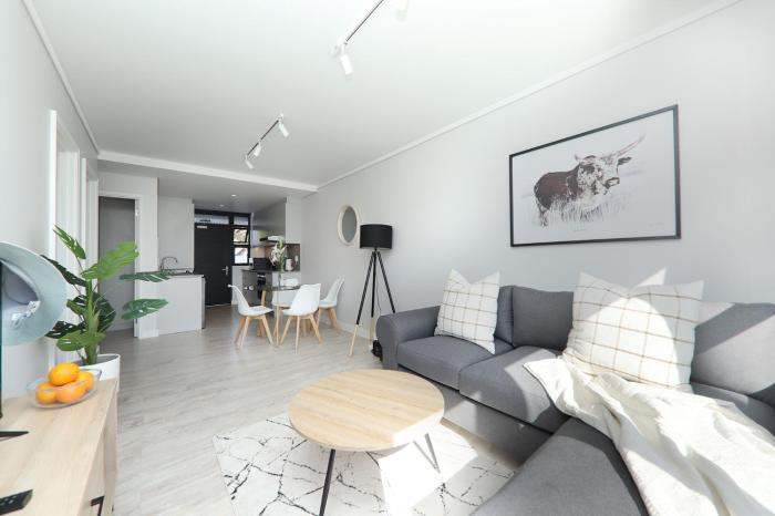 002 Burmeister on Park- 2 minute walk from the beach