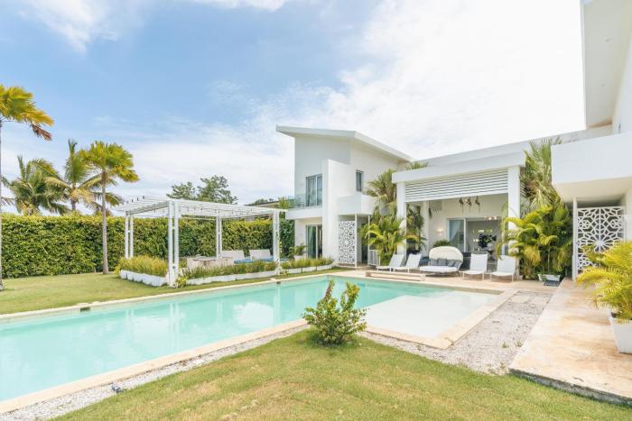 Luxury lakefront vacation paradise!