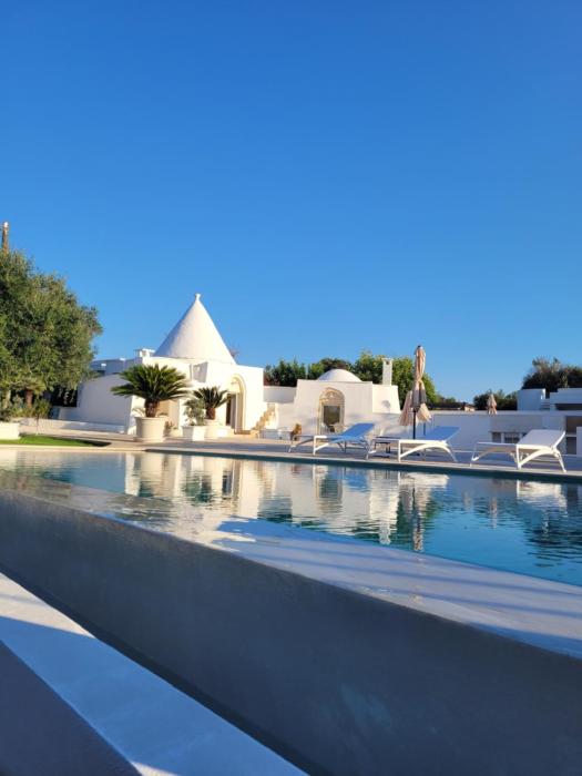 Trullo il Gelso with Private Salt Water Infinity Pool and Jacuzzi inside