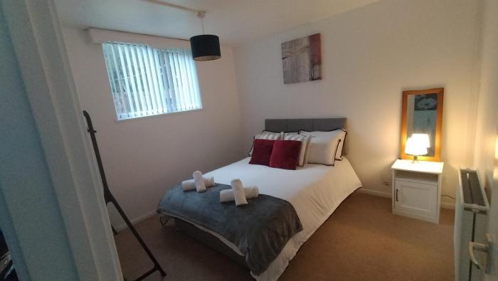 Leeson House in Harborne, Birmingham near Botanical Gardens, Queen Elizabeth Hospital, Birmingham University, Utilita Arena, Edgbaston Cricket Ground, Cadbury World and the Midland Art Centre, with free parking