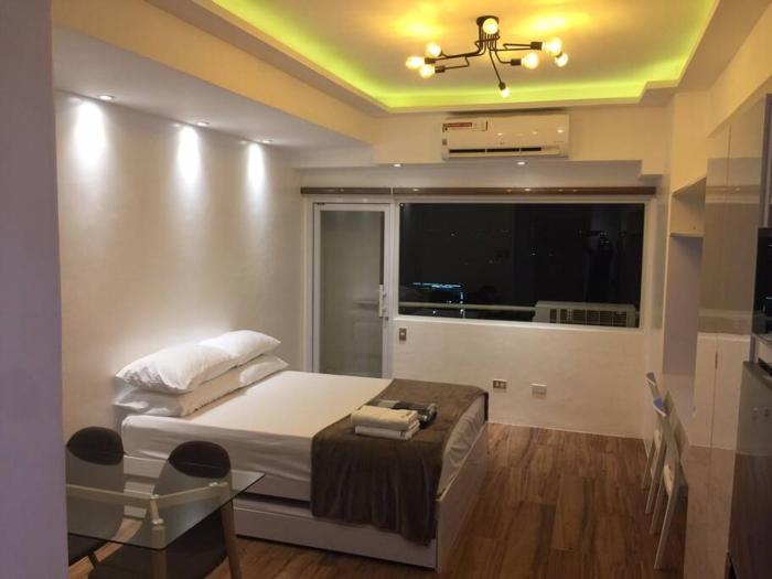 Cozy35sqm w parking balcony WifiNetflix near Mall