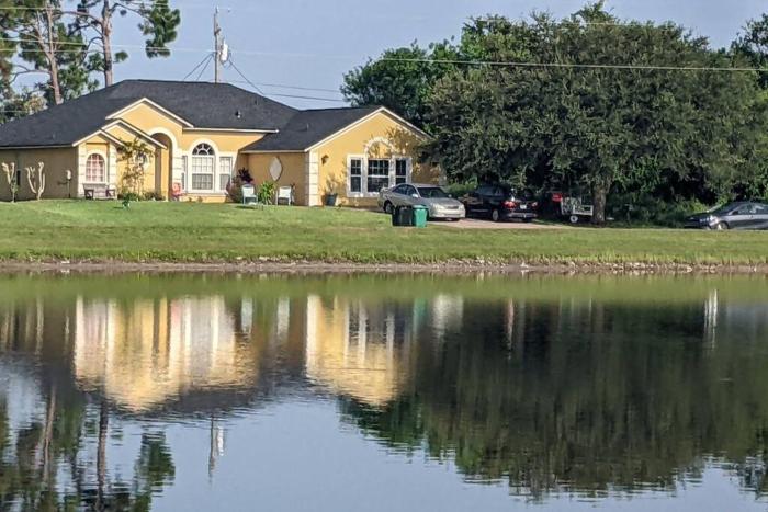 Port Saint Lucie A Little Piece Of Heaven- Peaceful Lake view Apartment- 1 min from I95 and Turnpike
