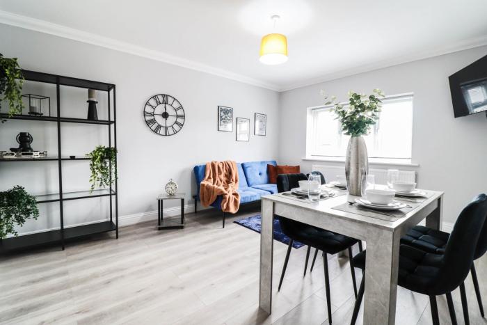 Modern House with Gated Driveway and Free WiFi