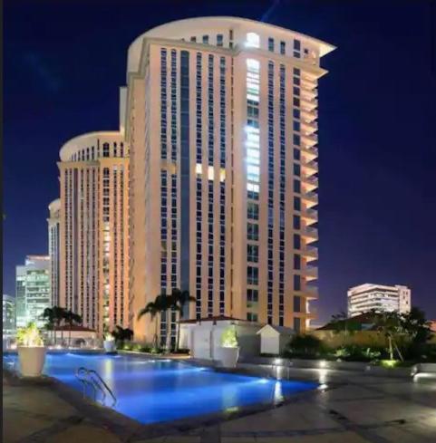 Luxury BGC Condo in Taguig, McKinley - Covered Parking and WiFi FREE