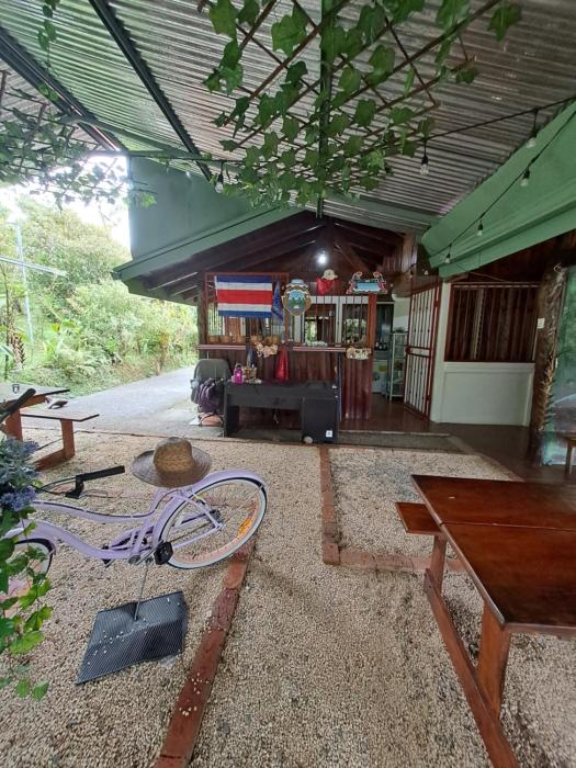 Glamping Rio Celeste Heliconia