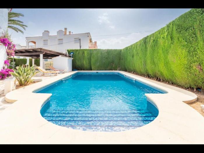 Spacious family home with Airco, private 5x10m pool, sandy beach 300m, free WiFi