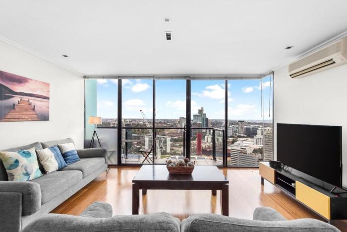 Sky high Southbank Lookout with Pool and Parking