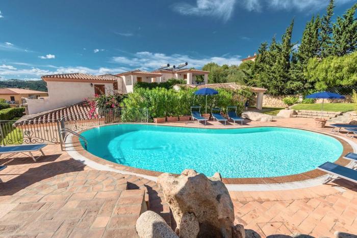 ISA-Residence with swimming-pool in Tanaunella, apartments with air conditioning and private outdoor space