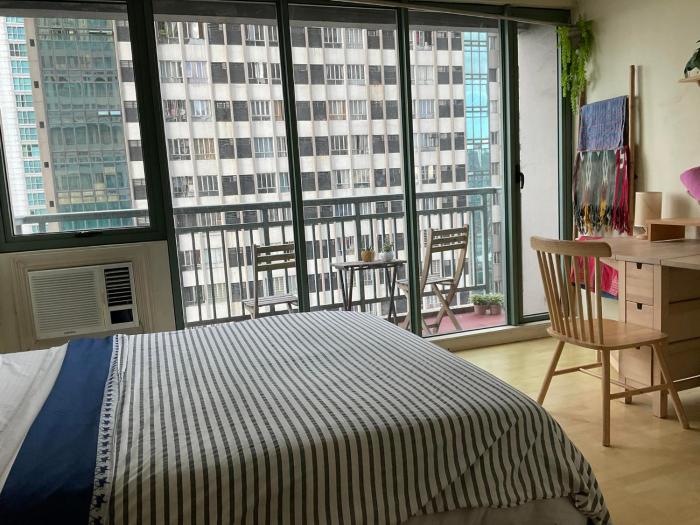 SHAW BLVD 69 sqm 2 bdrm w WiFi, parking, across Shangrila Mall