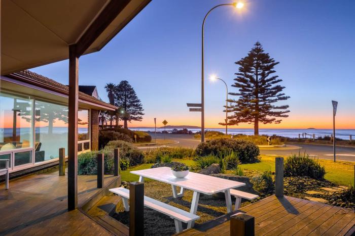 Frankies Beach House - A Breezy Esplanade Escape