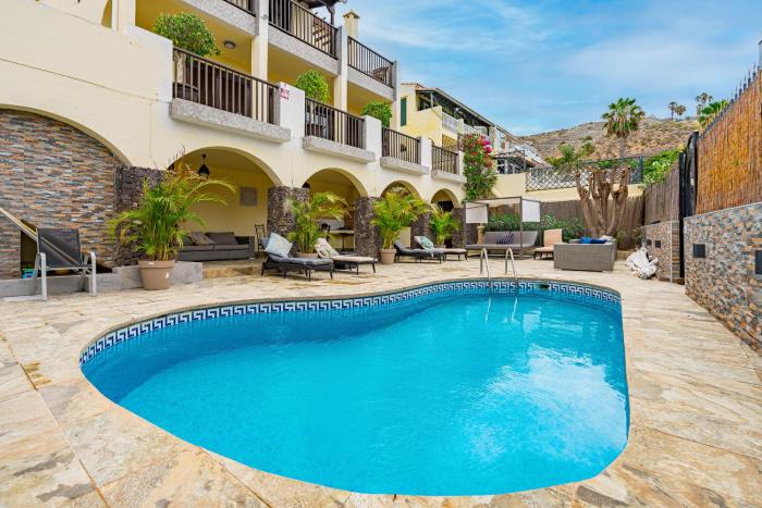 Villa Natali ,Luxury 3-levels large villa on Tenerife, ocean view, private poo l& barbecue area