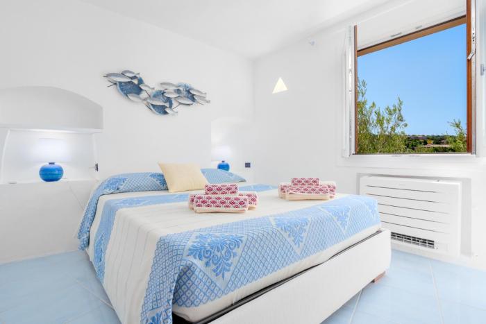 Baia Sardinia, self che-kin, free parking, Monica House