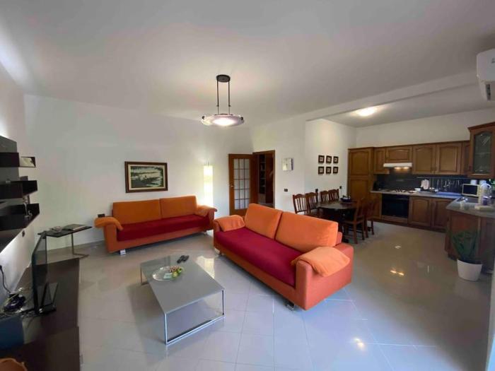 A room in a spacious condo,10 min walk from US ambassy