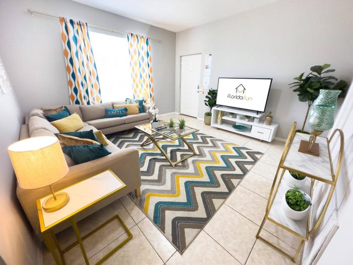 Comfortable Apart 4Bdrm3Bath- 4 miles to Disney