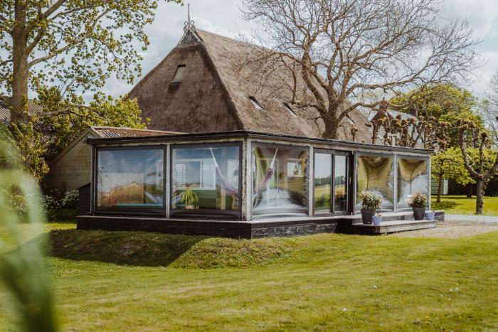 Tiny Farm House met hot tub.