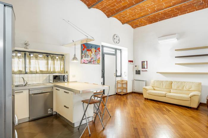 GuestHost - Florence Statuto Apartment with Small Courtyard