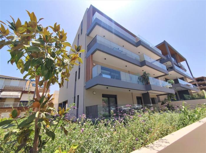 Brand new condo next to the beach, peaceful square, garden view