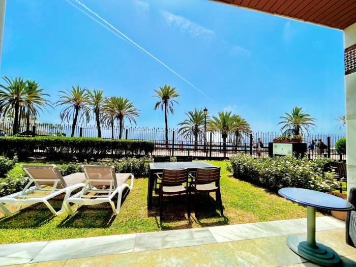 Frontline sea in the center of Puerto Banus.2bedrooms -Garden