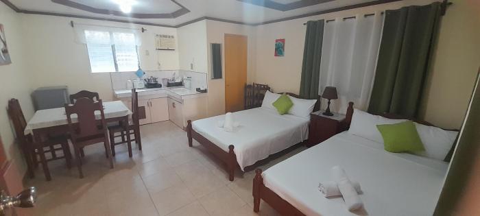 CORALYNS PLACE Family of 4