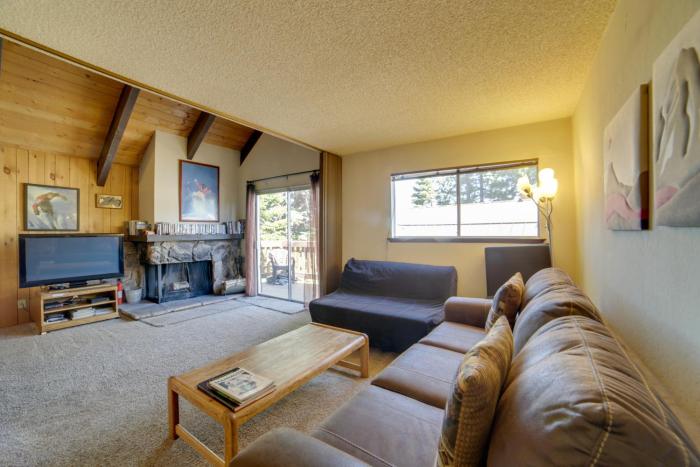Mammoth Lakes Condo with Fireplace and Mountain Views