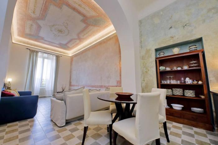 Bright flat with wonderful views in the centre