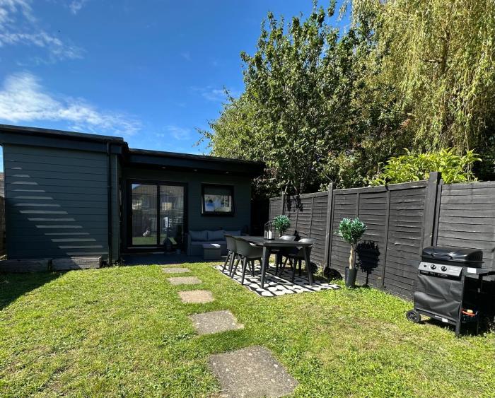 2 Bedroom Garden Studio in Cambridge City Centre with Parking