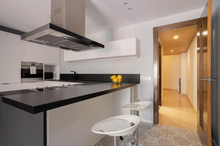 Quiet 2BR Near Marina Metro Workspace
