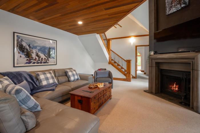 3BR in Snowberry, King Bed, Wood Burning Fireplace, Large Kitchen, Near Gondola