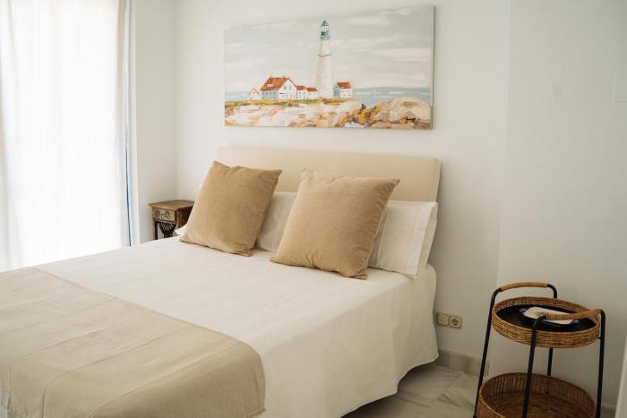 One&lux Marbella House - Bright Beachfront Duplex with Parking, Pool & Gym