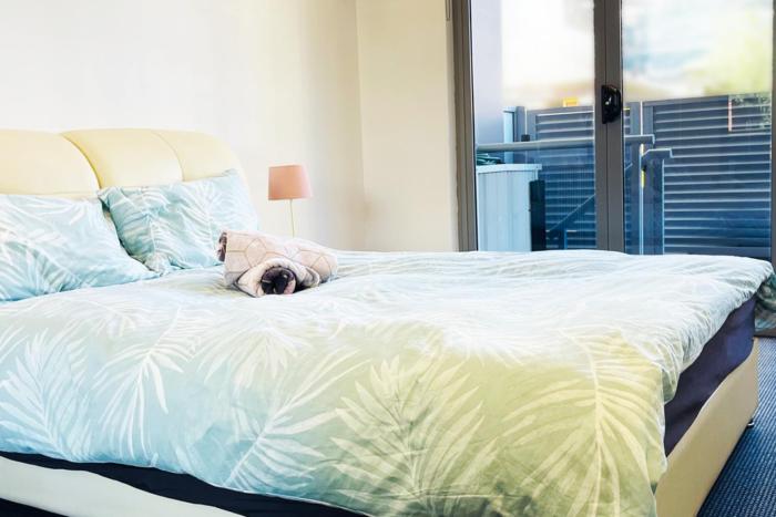 New Comfy stylish Apt in Rhodes Next to train n shopping center