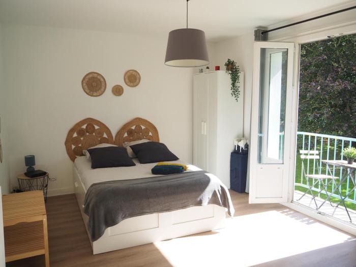 Terrasse, vue sur jardin arboré et place de parking