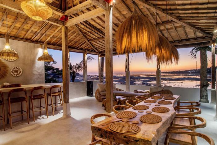 Sunset House Ceningan, 10 person beachview private villa