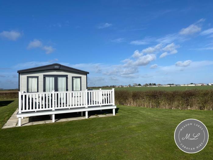 Waterside mini lodge - pet friendly, WiFi, direct beach access & club on site - Meadow Lakes Caravan & Lodge Hire