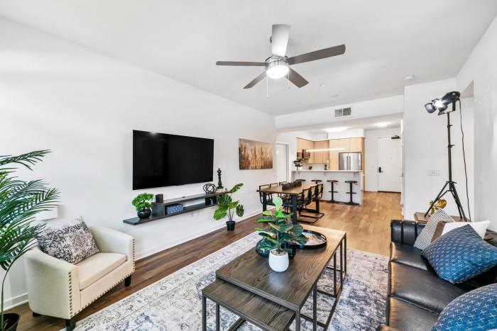 Beverly Grove Chic City Oasis 2 BR Apt with Den 138