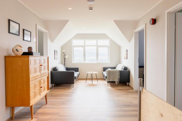 LL Properties - Big House With a View