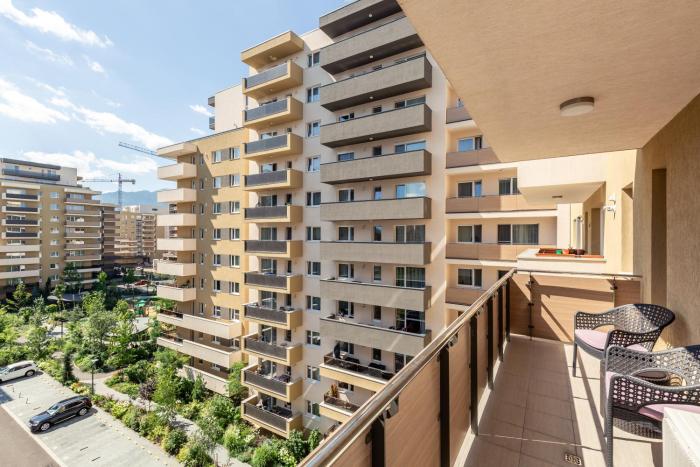 5th Floor Executive Apartment with Balcony and Free Parking