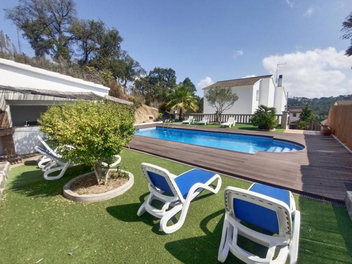 Bright Villa in Vidreres with Private Pool and Jacuzzi