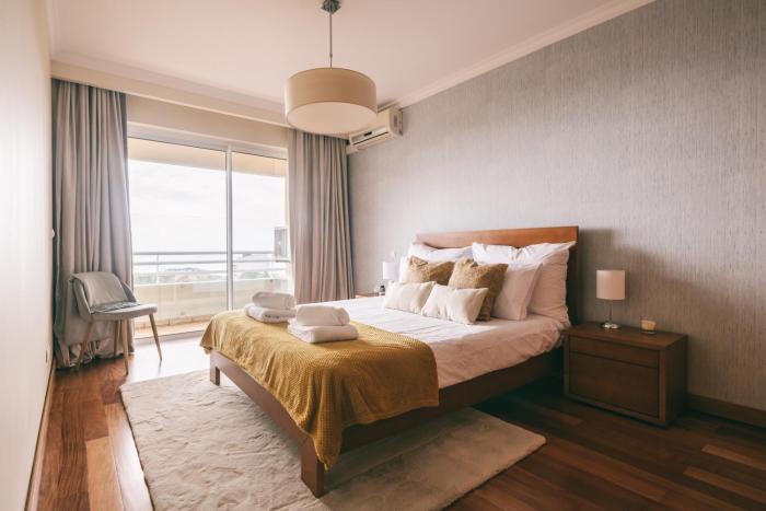 By the Sea II - calmo com piscina e vista mar.