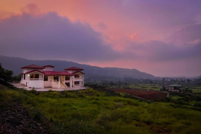 Colonial Villa pet friendly 3 bhk with outstanding views