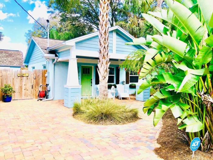 Jacksonville Blue Bungalow Retreat Comfortable 2 Bedroom Haven