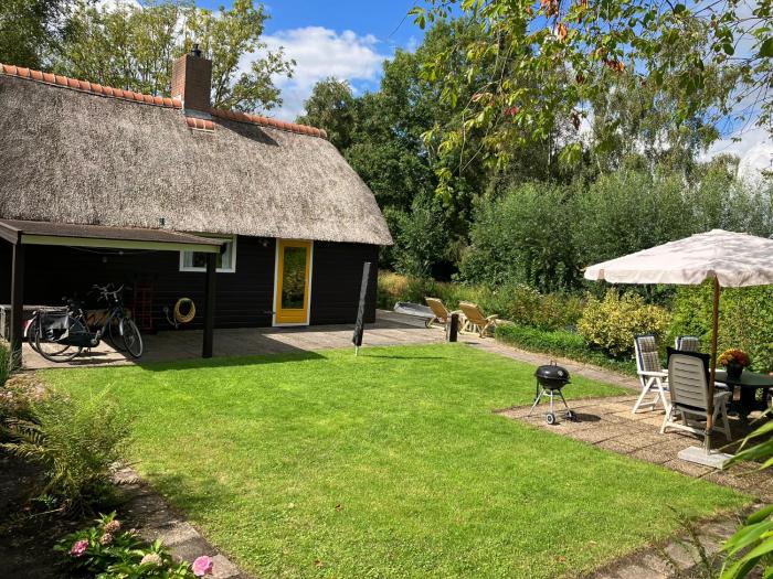 Oasis holiday home in Giethoorn next to canal, boat extra