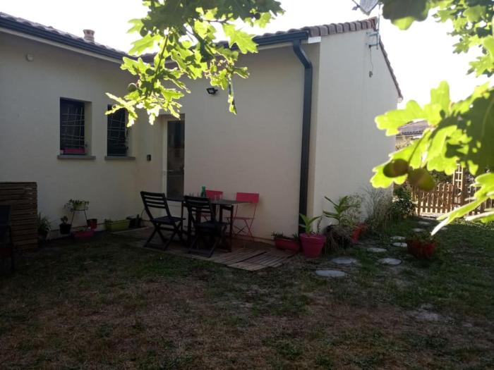 Petite maison avec jardin entre lac et village