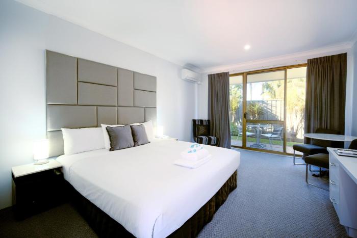 Island Palms Motor Inn