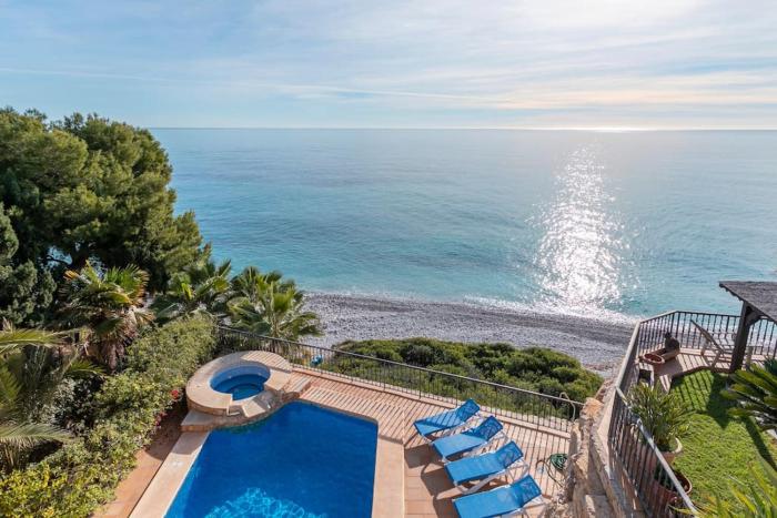 Villa Leandro, First Line Villa with amazing sea views and private access to the sea!