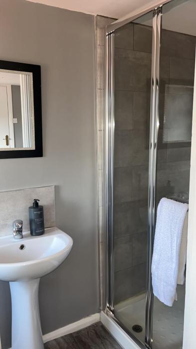 MASSIVE 4 Bed home walking distance to the City lights, perfect for business trips