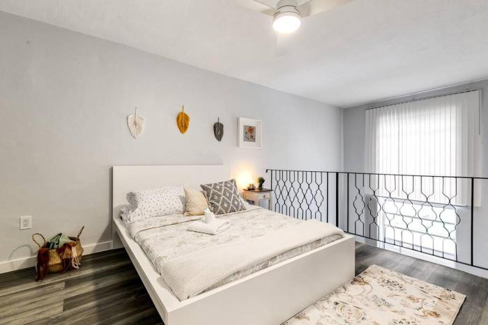 Airport Loft 1b full kitchen Virg 10