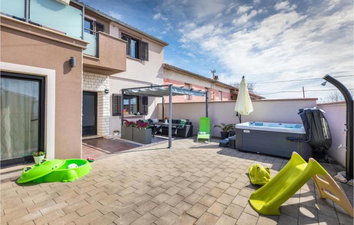 Amazing Home In Marcana With Jacuzzi