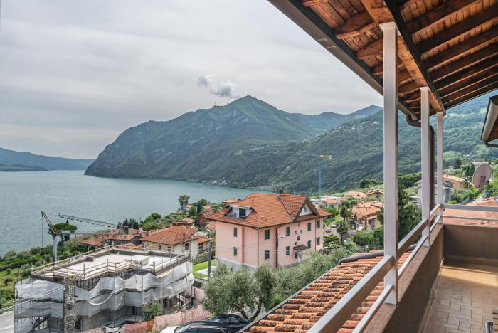 HOST4U - SOLE e LAGO Apartment with Beautiful View on Iseo Lake